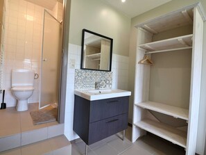 Bathroom - Spacious Holiday Home With a Large Playroom (Manhay)