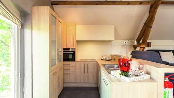 Apartemen | Dapur pribadi | Pemanggang roti dan kursi makan untuk bayi