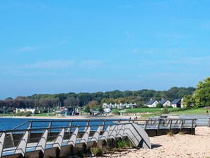 Una passeggiata lungomare con una serie di barriere in cemento e una spiaggia sabbiosa.
