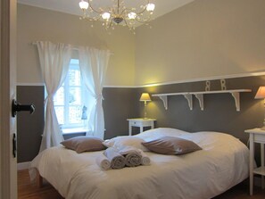 House | 6 bedrooms, bed sheets - Delightful Castle in Bastogne with Hot Tub (Bastogne)