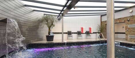 平房 | 游泳池 | 室內游泳池和室外游泳池