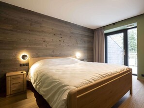 House | 8 bedrooms, individually furnished, iron/ironing board, travel crib