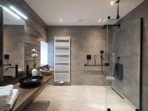 House | Bathroom | Shower, towels, soap