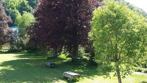 A grassy outdoor area with a picnic table and a small shed. - Beautiful Holiday Home in Malmedy-beverce With Sauna (Malmedy)