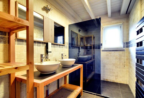 Luxurious Villa with Sauna, Hot Tub, Recreation Room, Large Enclosed Garden