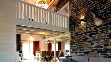 Chalet | Ruang tamu | Pendiangan