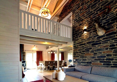 Luxurious Villa with Sauna, Hot Tub, Recreation Room, Large Enclosed Garden