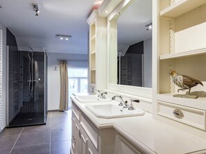 House | Bathroom - Cozy Holiday Home in Gedinne near Forest (Gedinne)