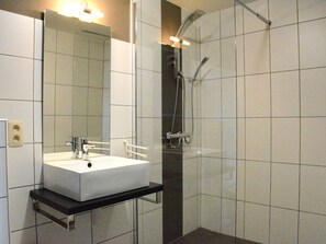 Bathtub, towels - Sandwiched Between Luxembourg, Belgium and Luxembourg, a Happy Home (Bastogne)