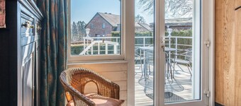 Charming Cottage Near Lake