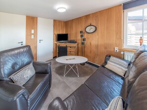 Cottage | Living room - Charming Cottage Near Lake (Waimes)