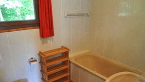 Bathroom | Bathtub - Comfortable Holiday Home in Somme-leuze With Garden (Somme-Leuze)