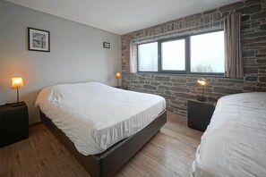 منزل | 8 عدّة غرف نوم وطراز فريد لكل وحدة وملاءات أسرّة