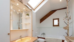 Bathroom - Highly Recommended for Families in the Countryside, Ideal for Anglers (Rochefort)