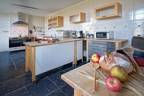 Private kitchen - Chateau in Stavelot With Private Pool & Sauna (Stavelot)