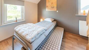 House | 6 bedrooms, individually furnished, bed sheets