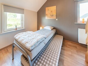 House | 6 bedrooms, individually furnished, bed sheets