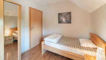 House | 6 bedrooms, individually furnished, bed sheets