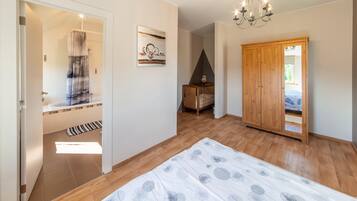 6 عدّة غرف نوم وطراز فريد لكل وحدة وملاءات أسرّة