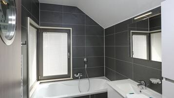 Biệt thự | Phòng tắm | Buồng tắm vòi sen, máy sấy tóc, khăn tắm