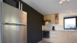 Cafetera y tetera, refrigerador y microondas 