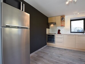 Wasserkocher mit Kaffee-/Teezubehör, Kühlschrank, Mikrowelle