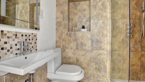 House | Bathroom - Attractive Holiday Home in Saint Breward With Private Garden (Bodmin)
