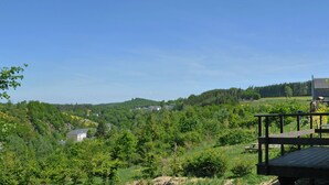 A rural landscape with a house surrounded by greenery and hills. - Holiday Home in Houffalize Near Nisramont (Houffalize)