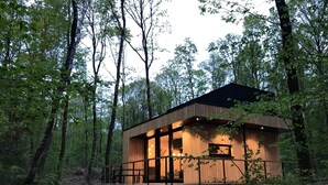 A wooden cabin with a balcony, surrounded by trees. - Lodge in Oignies Forest With Eco Design (Viroinval)