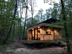 A wooden cabin with a balcony, surrounded by trees. - Lodge in Oignies Forest With Eco Design (Viroinval)