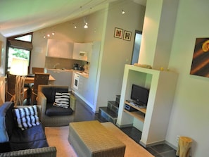 Maison | Cuisine privée | Chaise haute, vaisselle et ustensiles