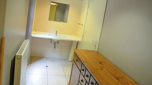 Bathroom | Bathtub - Holiday Home in the Middle of the Forest, Ideal for a Family Reunion (Nassogne)