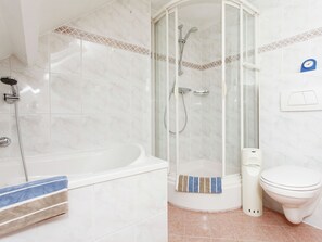 Combined shower/bathtub - Modern Holiday Home in La Roche-en-ardenne With Sauna (La Roche-en-Ardenne)