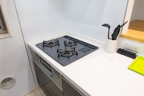 3 Story House | Private kitchenette | Fridge, microwave, stovetop, electric kettle