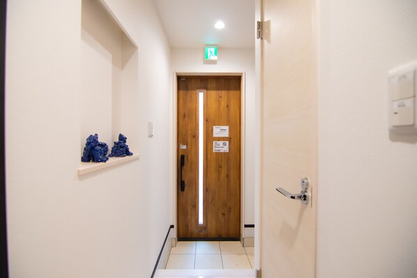 Interior entrance - Convertel Honhaneda by Tranova (Tokyo)