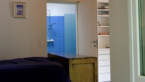 Shower, towels - Cosy Holiday Home in Brusino Arsizio With Terrace (Brusino Arsizio)