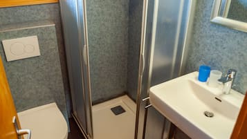 Rumah | Kamar mandi | Kombinasi shower/bathtub dan handuk