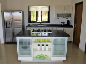 Fridge, microwave, dishwasher, toaster - Spacious Villa With Phenomenal Views, Walking Distance to the Beach (Jan Thiel)