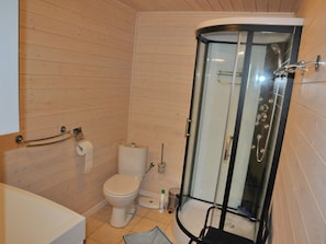 Chalet | Bathroom | Shower, hair dryer