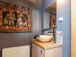 Bathtub, towels - Luxury Furnished Apartment in West Flanders (Heuvelland)