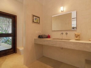 House | Bathroom | Shower, towels - Villa with Swimming Pool & Great Sea View near Center of Kralendijk on Bonaire (Kralendijk)