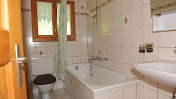Apartment | Bathroom | Bathtub, towels