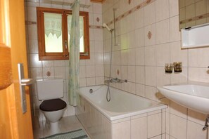 Appartement | Salle de bain | Baignoire, serviettes fournies