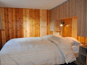 House | 4 bedrooms, individually furnished - Traditional Chalet with Sauna, Spa Tub, & Relaxation Space near La Roche (Rendeux)