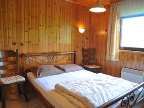 3 habitaciones, muebles diferentes y ropa de cama