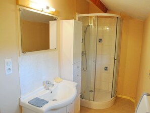 House | Bathroom - Cozy Holiday Home in Durbuy With Terrace (Durbuy)