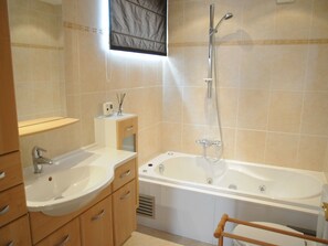 Ferienhaus | Badezimmer | Badewanne