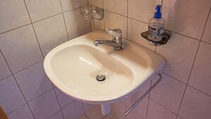 Căn hộ | Phòng tắm | Buồng tắm vòi sen, khăn tắm 