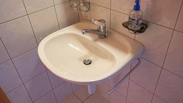 Apartment | Badezimmer | Dusche, Handtücher
