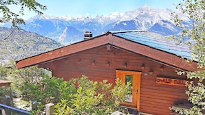 A wooden cabin with a wooden door and a sign reading "BALT NET". - Chalet for 6 People With Views of Veysonnaz (Veysonnaz)